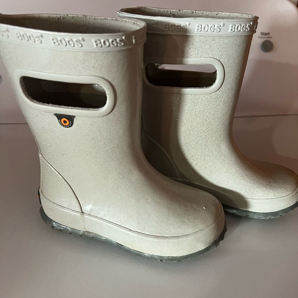 Size 8 toddler bogs